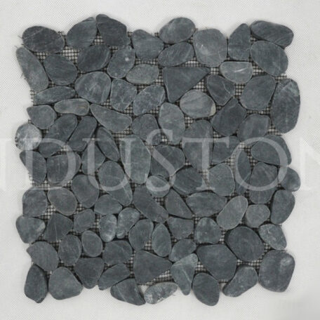 black-slice-interlock-czarne-ciete-otoczaki-mozaika-kamienna-na-siatce-industone